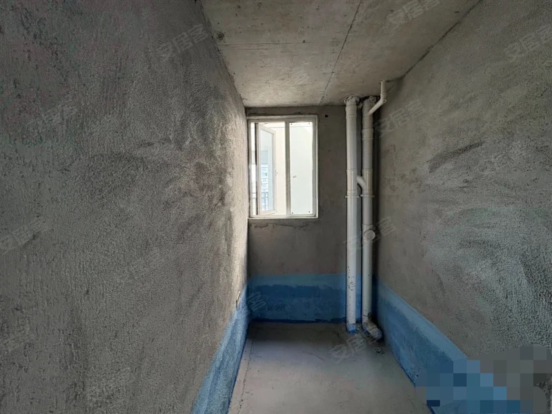 城南，蓝天白云，好楼层，毛坯三房两卫，证满二，业主急售！