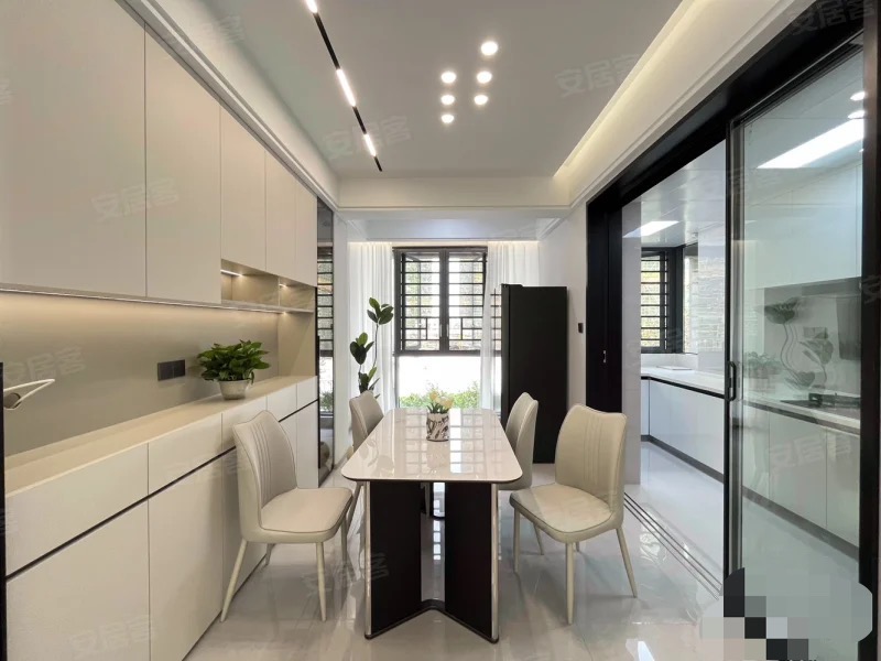 降价了，诚心出售，风和日丽，带车位，精装四房，南北双阳台，采光好