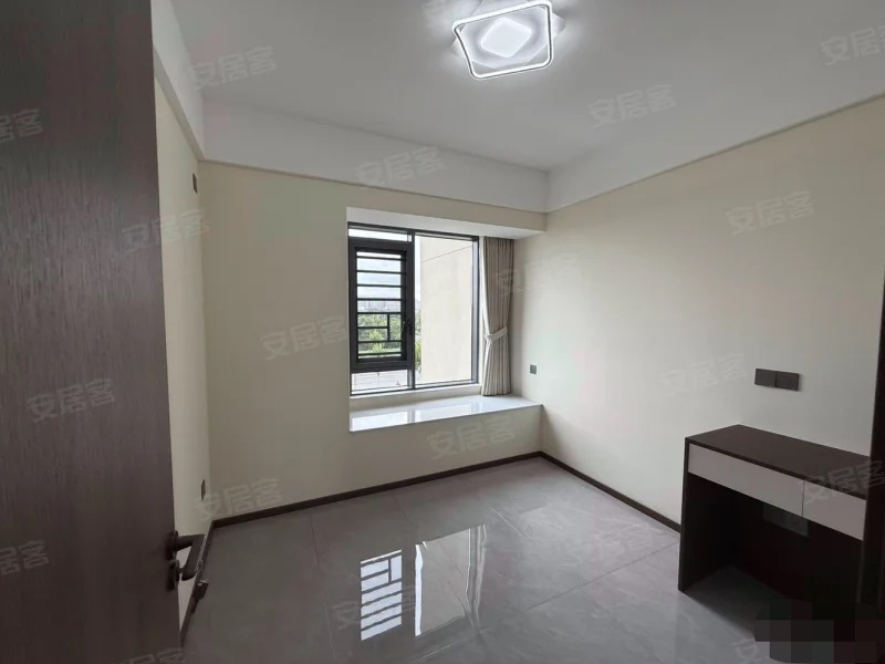 金科御府，全新精装3房2厅2卫，边户​，理想城新三中三小​，证件满二，送地下停车位