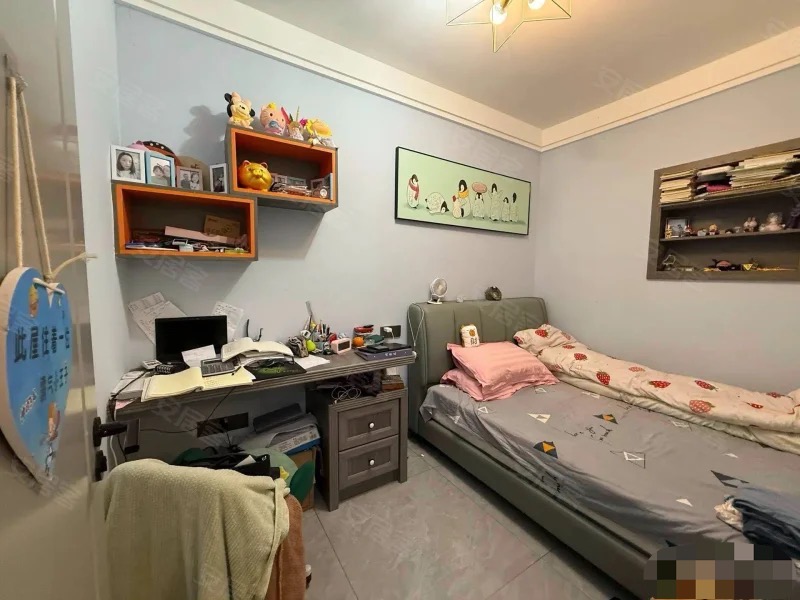 345，商城旁，交通路菜场附近，步梯二楼，精装三房，成色新，老证