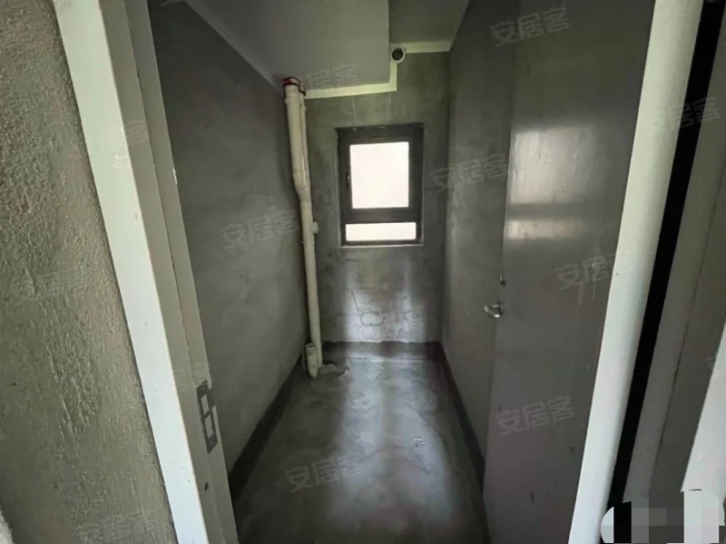 业主急售，吾悦广场，chao便宜一套，现房，毛坯三房，能接受2楼来看