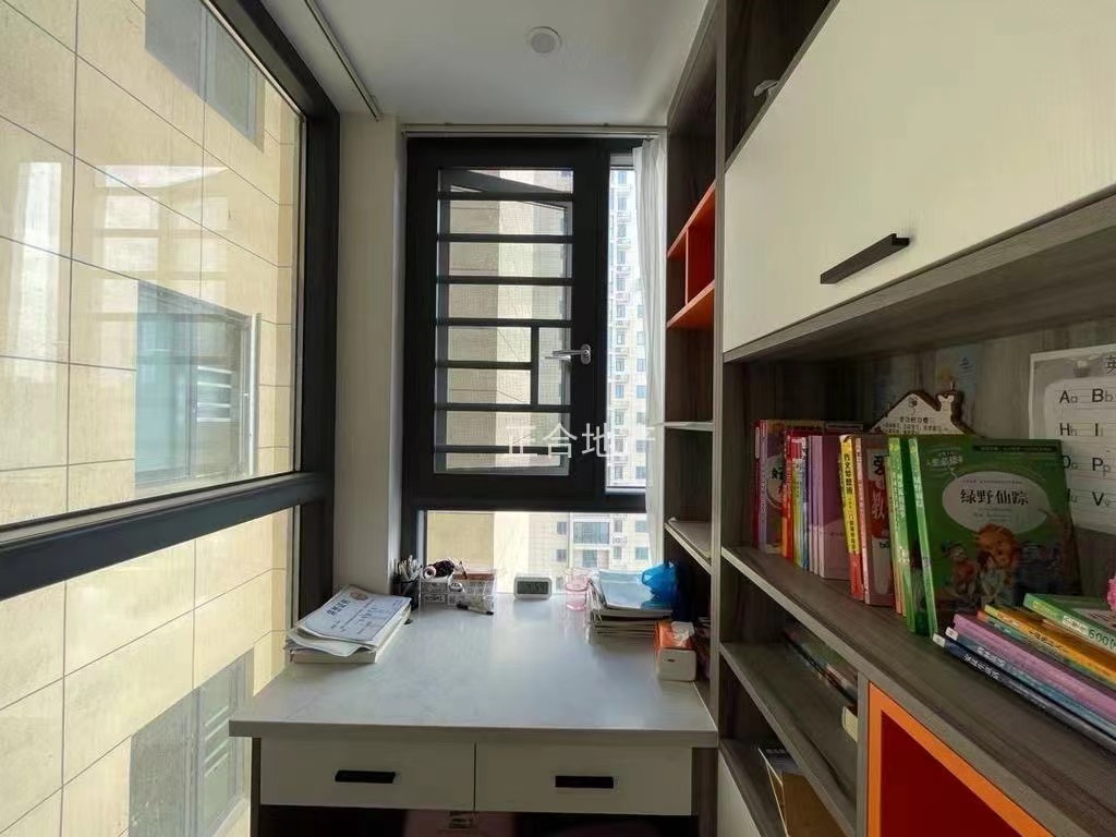 167，急售，森林国际，湖景房，双阳台，精装三房，9成新，电梯中层，满二