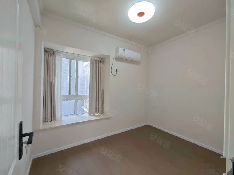 城南，吾悦广场旁，电梯小高层，好楼层11楼，东边，全新精装三房二卫，单价5300+，满二