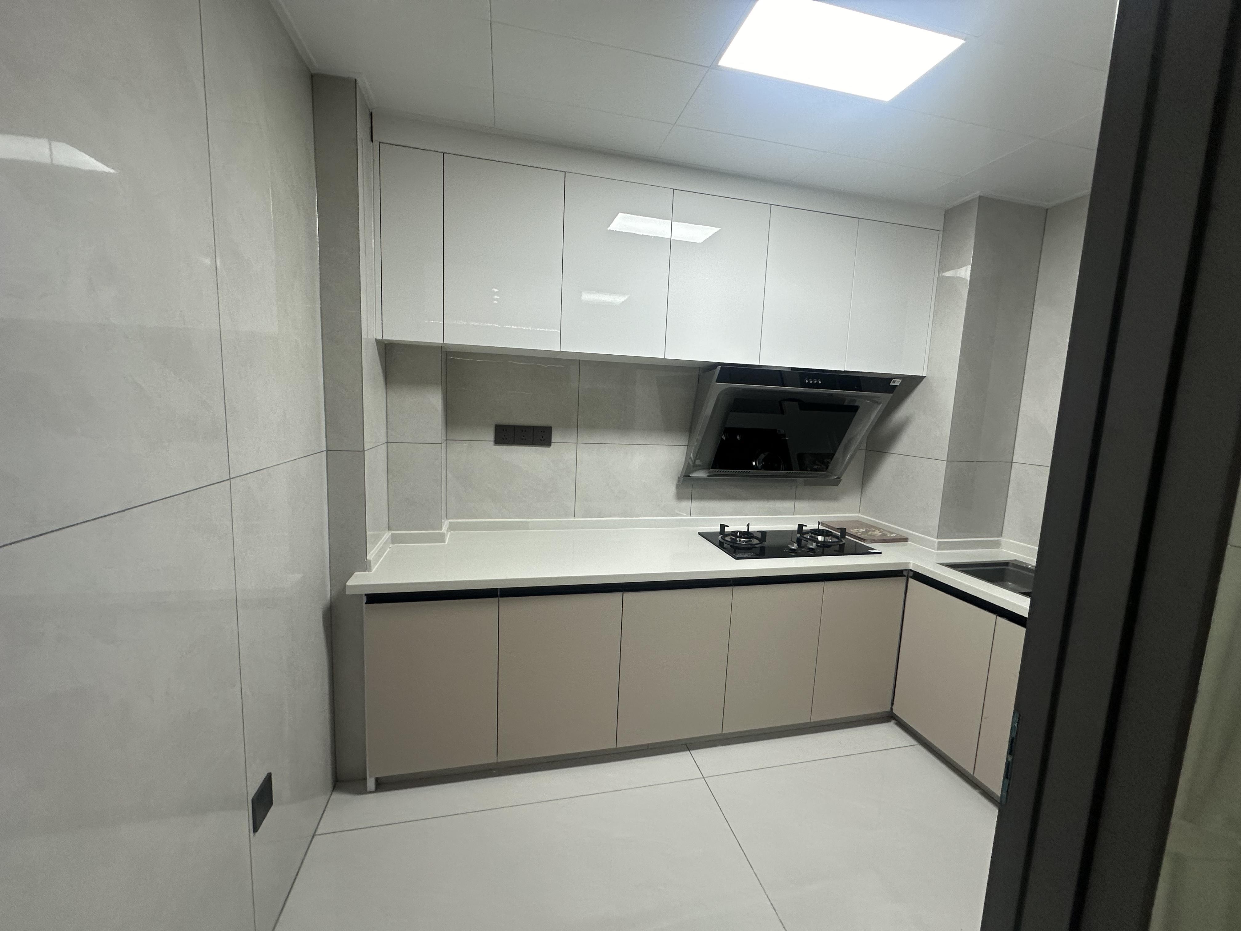 满庭春3室2厅2卫全新装修家具家电都配上了，拎包即住！