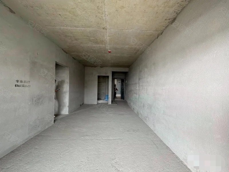 城南，蓝天白云，好楼层，毛坯三房两卫，证满二，业主急售！