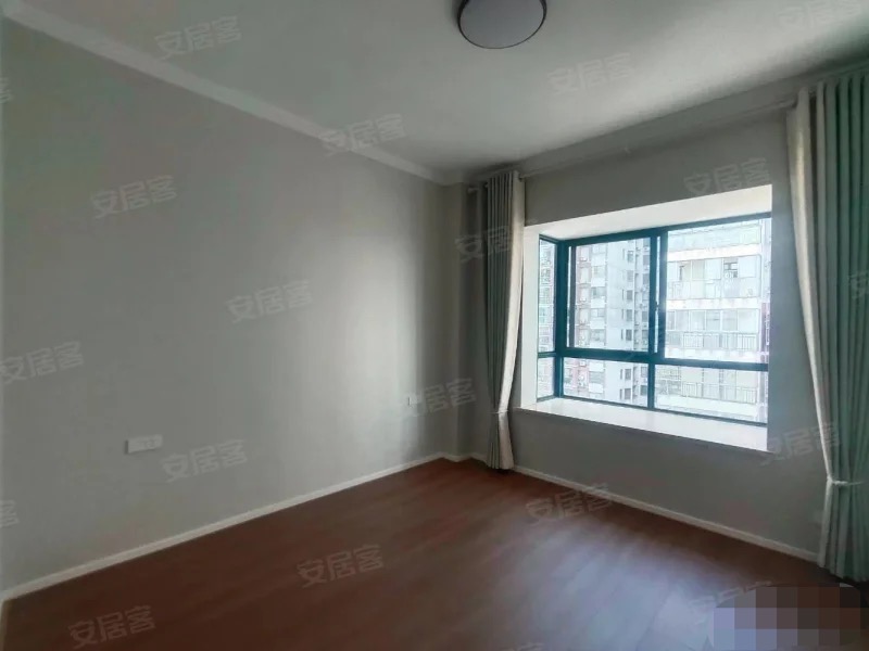 降价了，捡漏，纽芬兰旁边，电梯好楼层10楼，单价3700，精装三房，急售