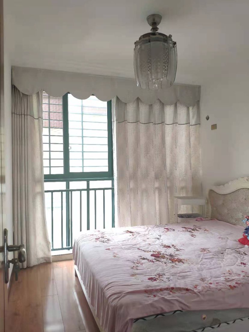 新城一号大户型，精装修，双阳台，交通便利