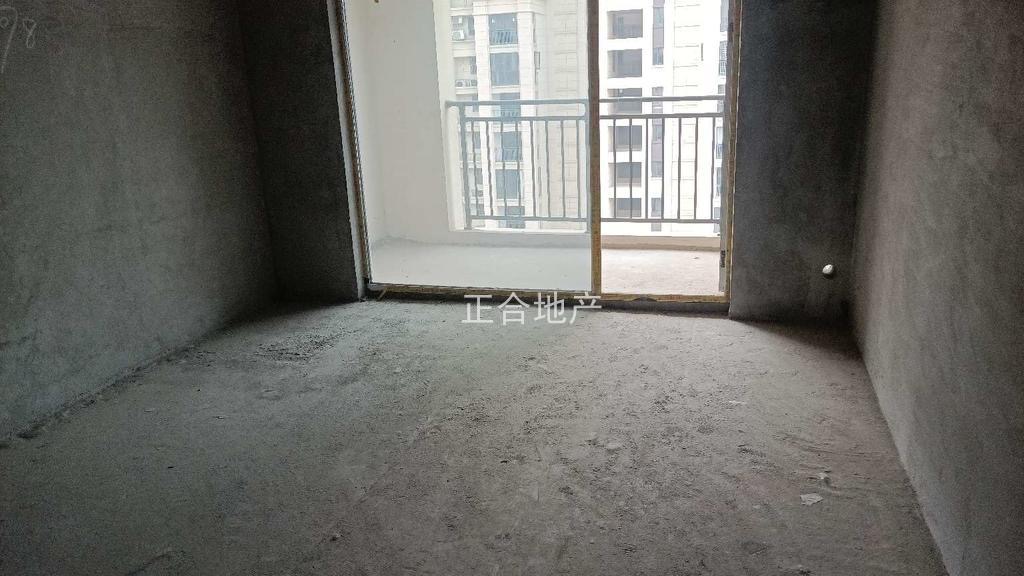 亏本出，房东急售，吾悦旁，蓝天新城，好楼层，单价5100，证满二