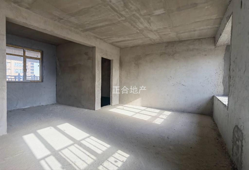 职院旁，天泽园，单价4700，送车位，毛坯三房，电梯小高层，证满二，凤凰层