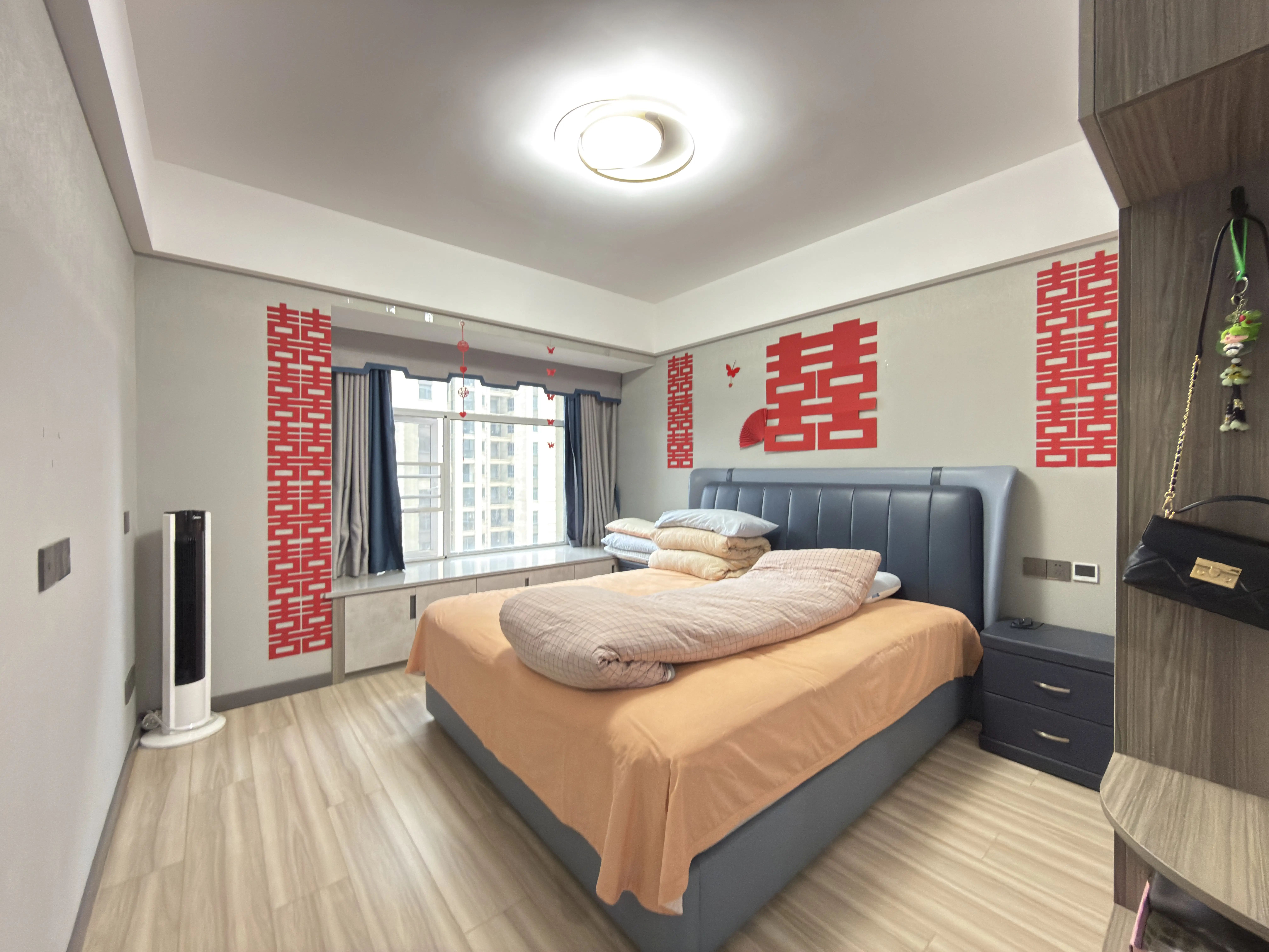 诚心出售，城南，蓝天新城，人车分流，电梯中间楼层，满二，拎包入住