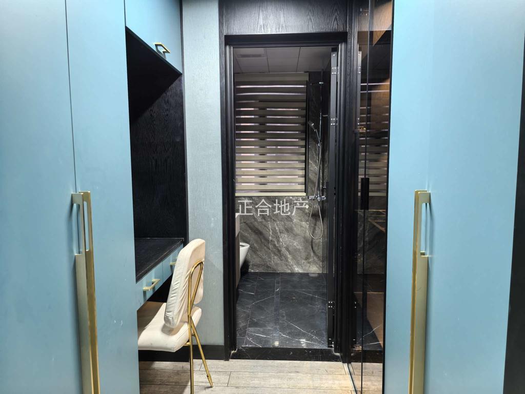 森林国际湖景房，电梯中间楼层，边户，精装三房两厅两卫，成色很新，业主诚心出售,全屋中央空调，地暖