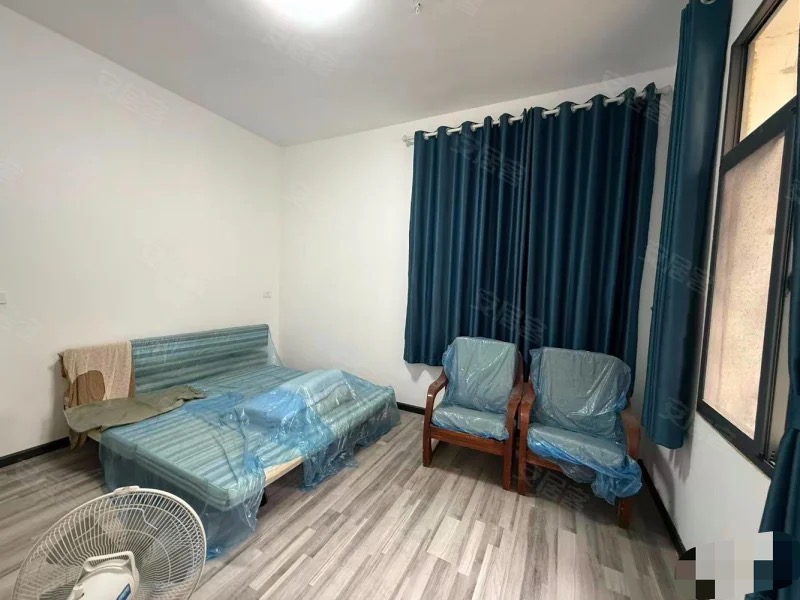 391，环球广场对面，步梯好楼层三楼，老证，三开间朝南，精装四房大院子好停车