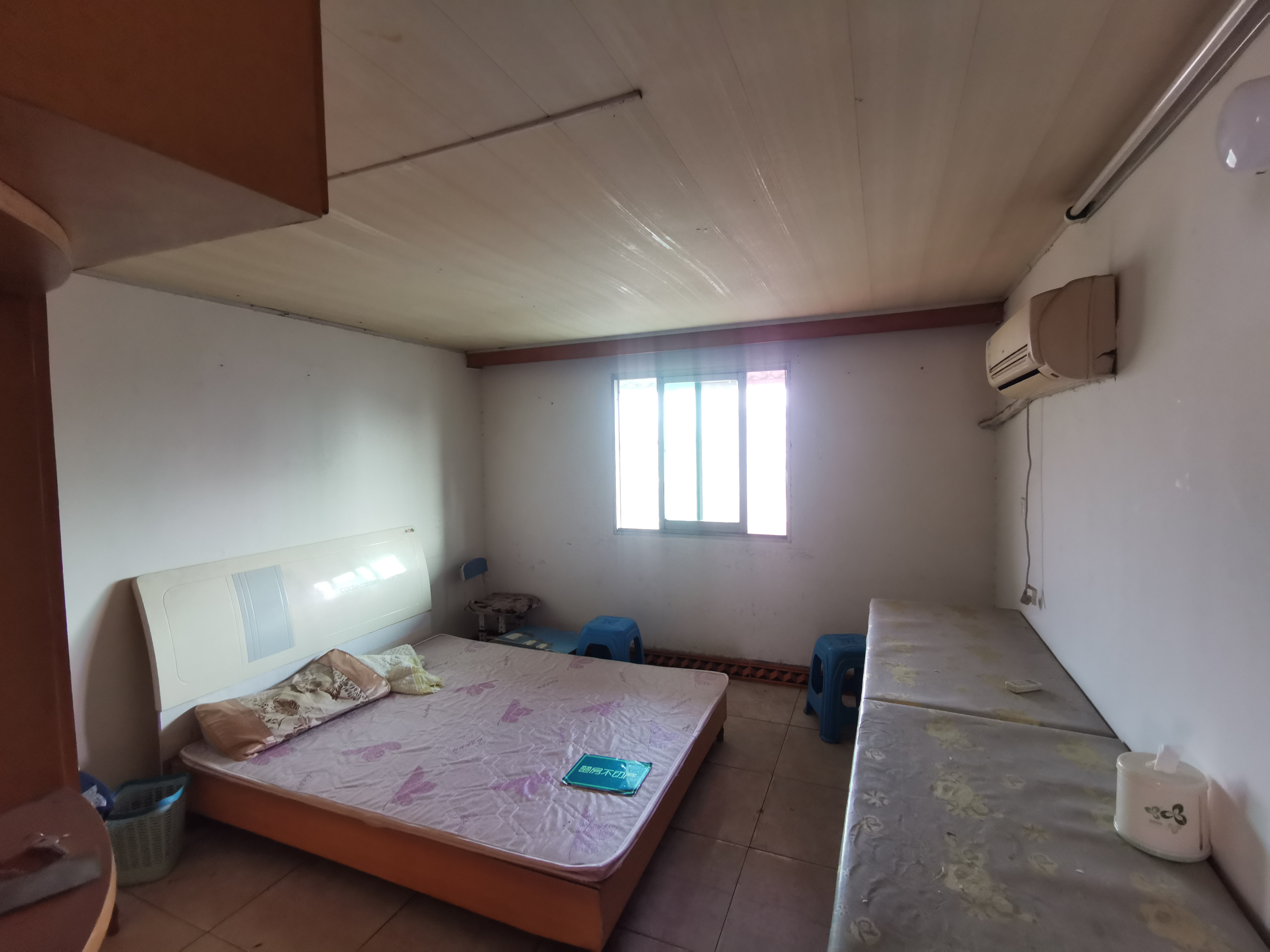 东区车站对面金属回收宿舍三房朝南两个阳台实际面积100平看房有钥匙可谈