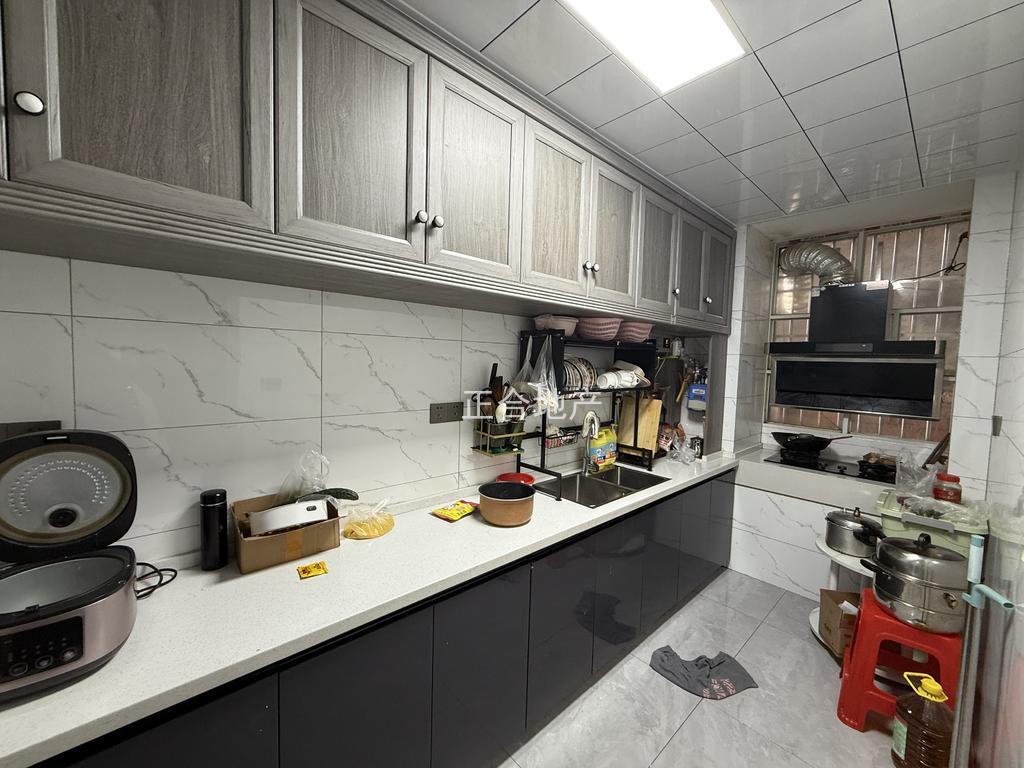 房东急卖，商城附近，交通路，步梯二楼，精装三房，9成新，证满二