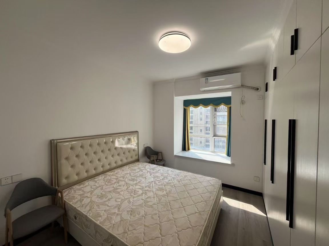 二中旁，森林国际东边户，精装大三房，好楼层。南‮双北‬阳台。