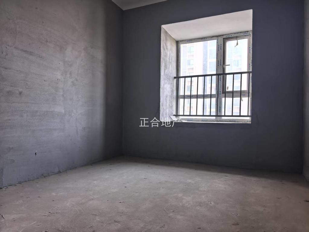 诚心出售，森林国际城，毛坯4室2厅2卫，电梯好楼层，证满二，采光视野好，