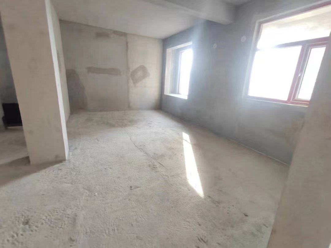 风和日丽.毛坯三房.中间楼层.业主急卖.看房方便