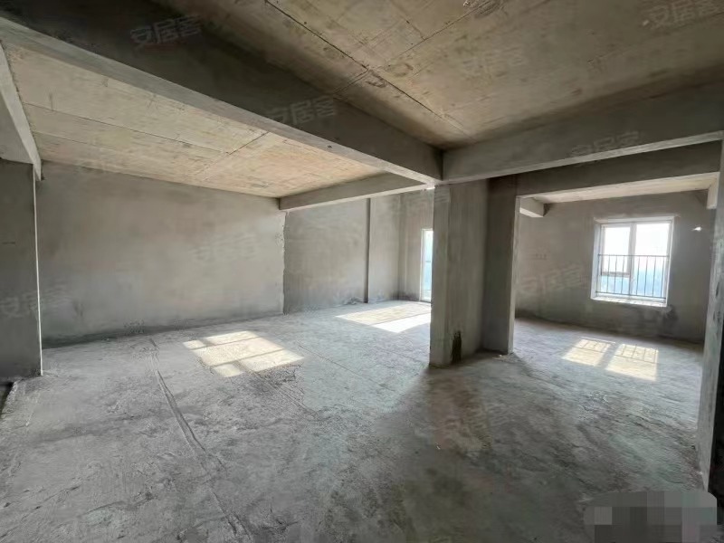 降价了，蓝天花园，1梯1户洋房，东边户，客厅6米挑高，带两个地下车位，无过户费