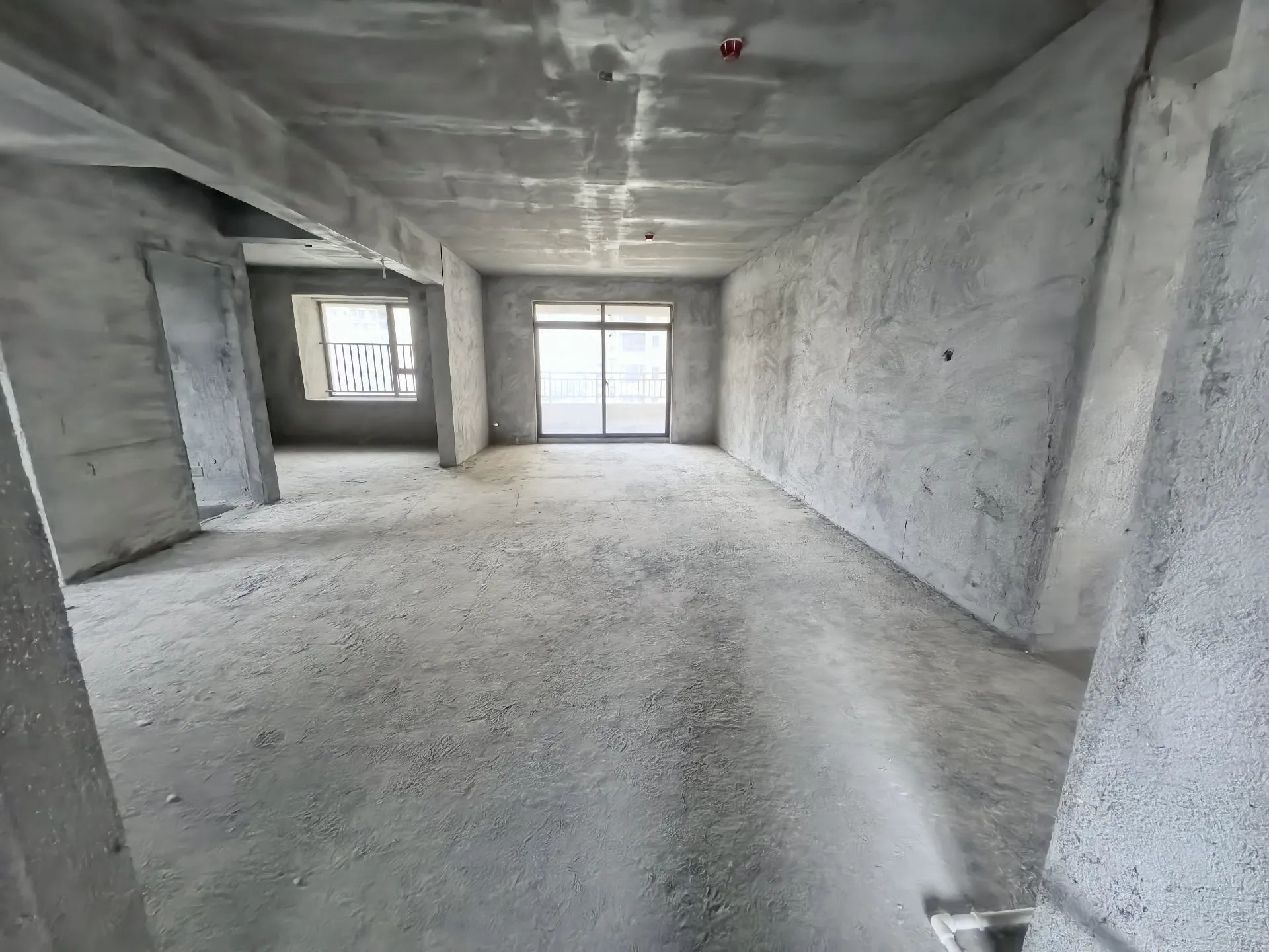 吾悦广场旁，荣怀及第世家，电梯好楼层，毛坯现房。大四房宽敞通透，证满二