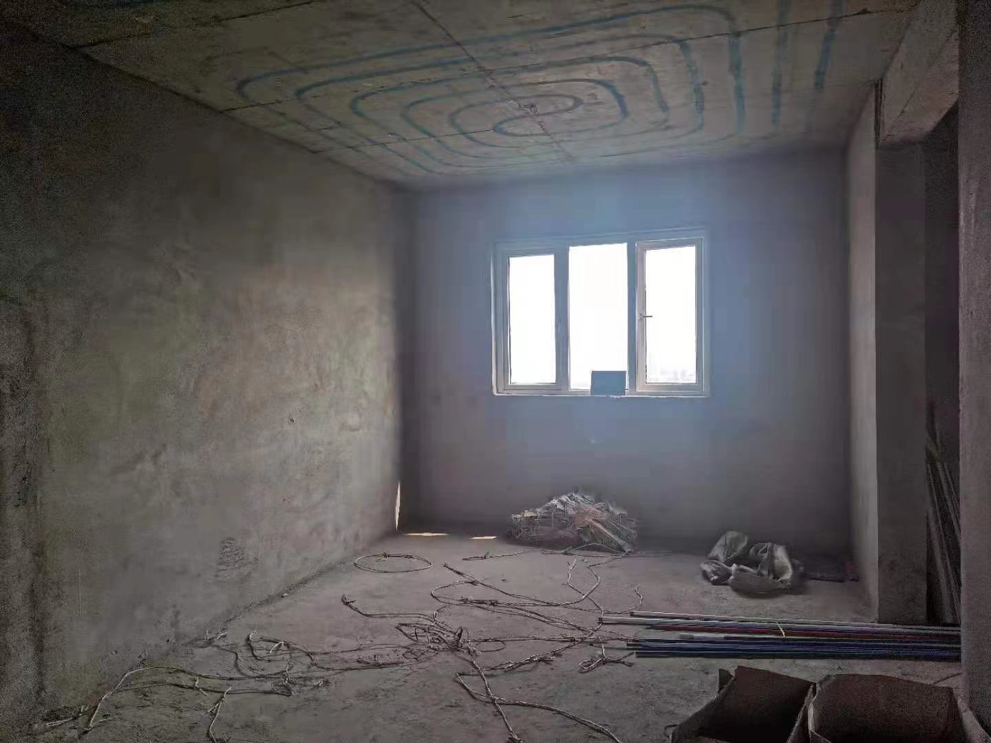 满庭春东边户型毛坯大三房双阳台南北通透采光 视野广阔一览无遗