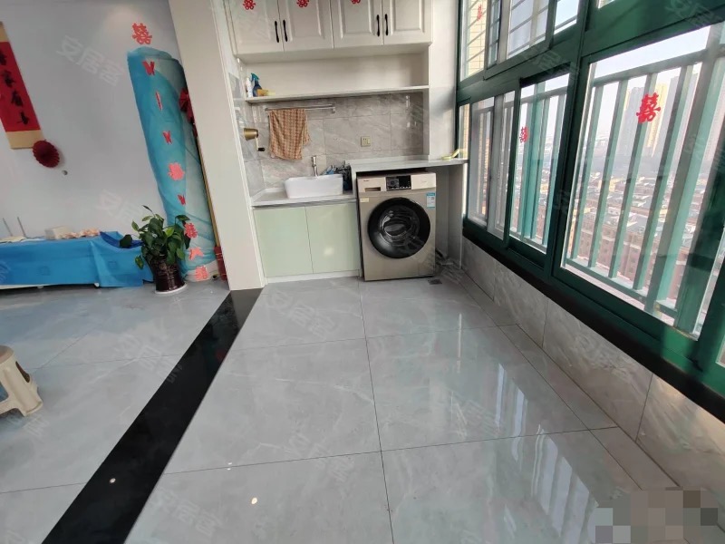 276？城南新城壹号五期，9.9成新，单价6300，电梯好楼层19楼，精装三房，证满二