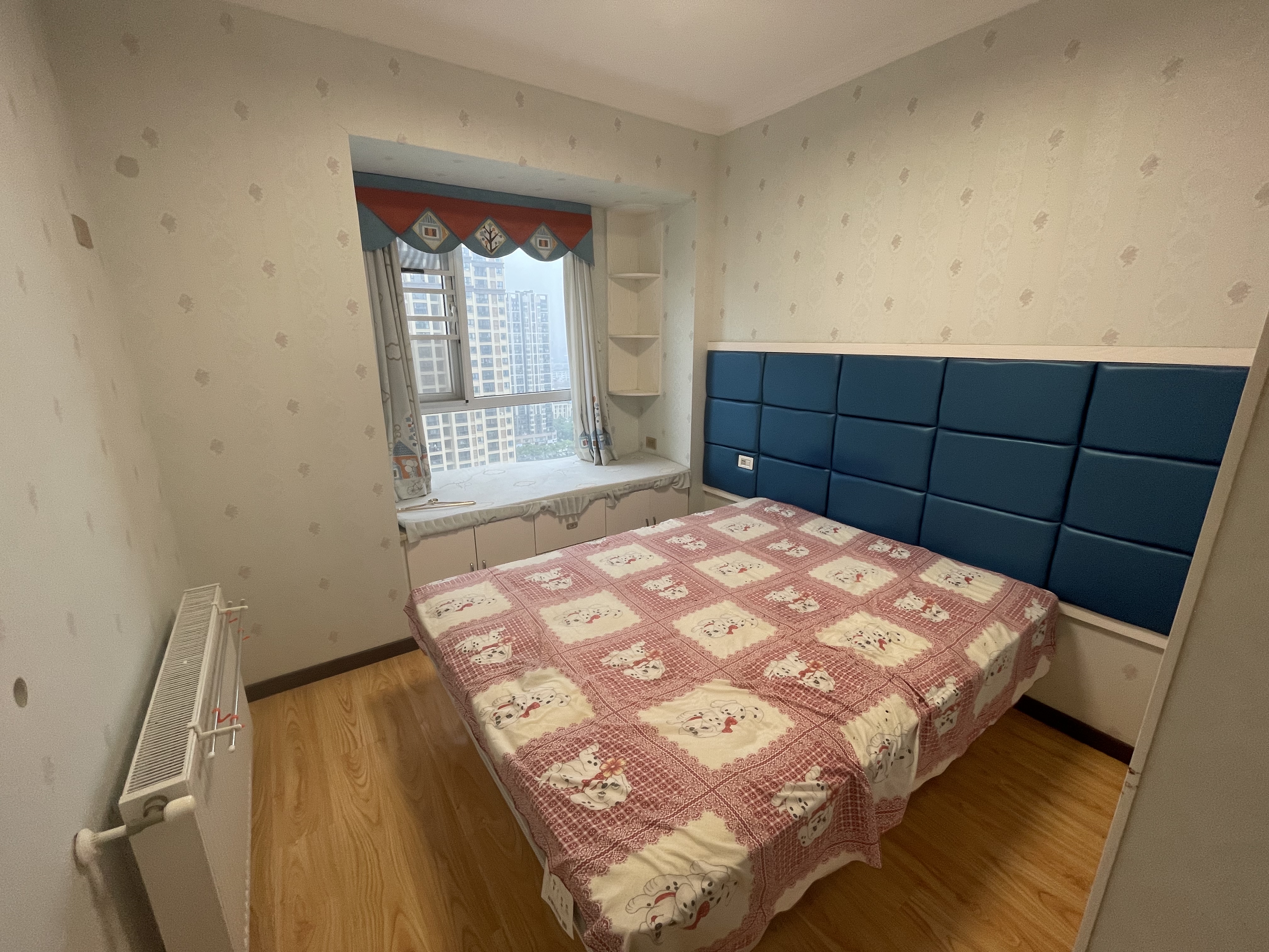 和合国际四期精装修带暖气片三房两卫很通透