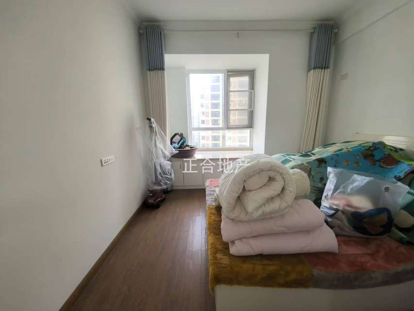 和合四期，单价4900，精装三房，边户，好楼层，证满二，户型方正