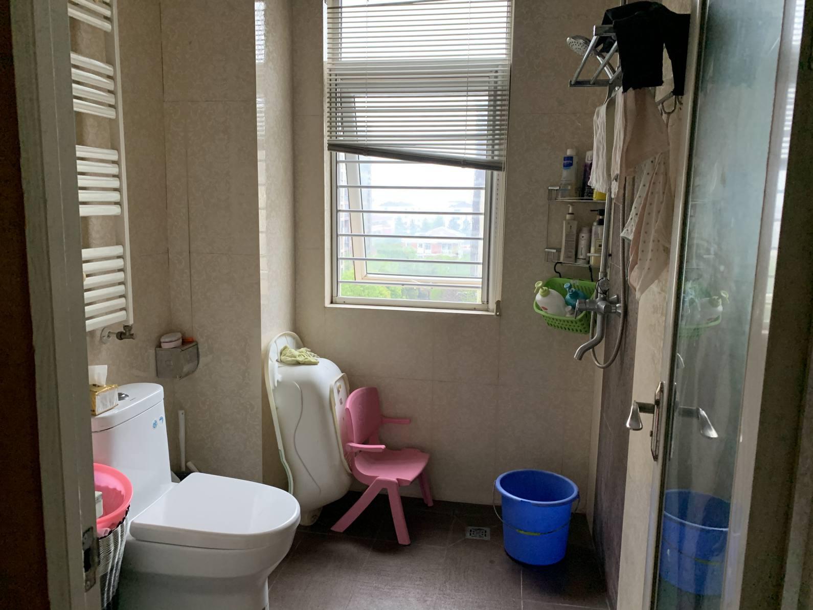 中央华府精装三房，125平，84万，满2