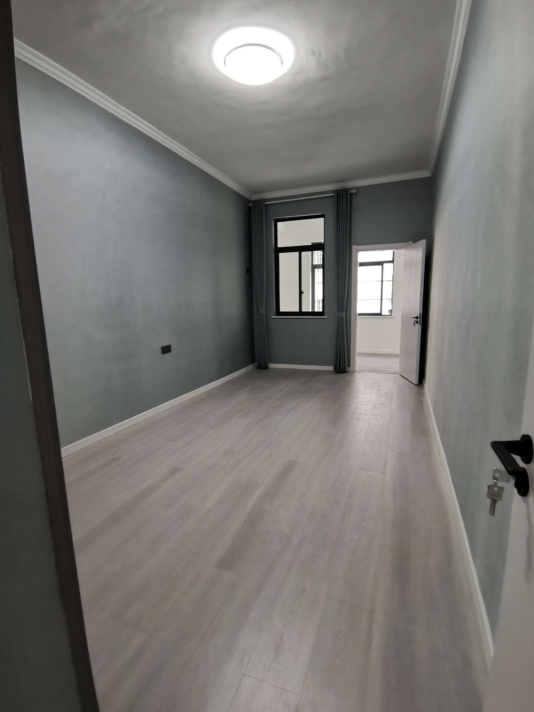 纽芬兰酒店对面，步梯二楼，大阳台，有院子好停车，精装三房