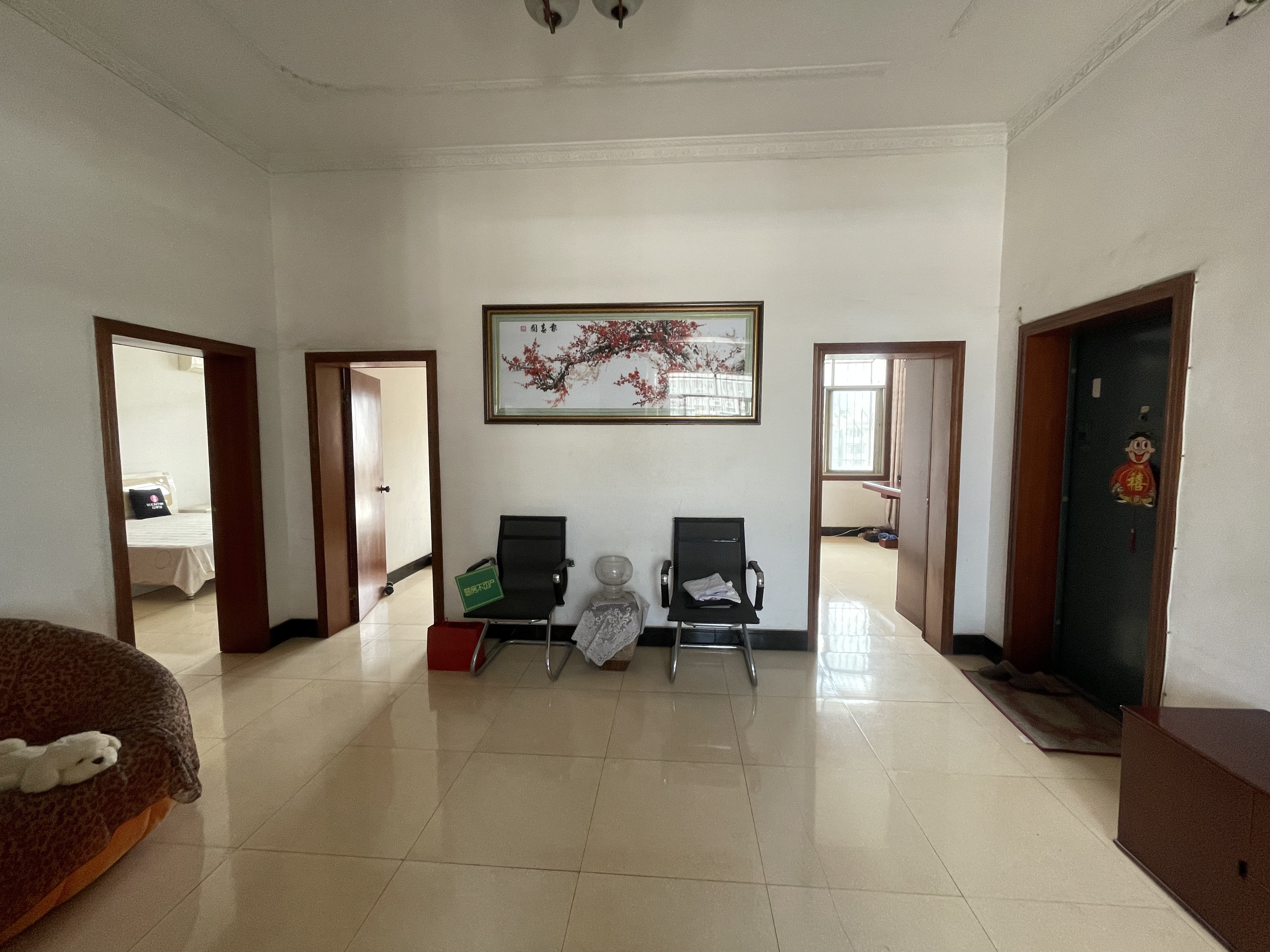 时代广场对面 .车站旁 .财政局宿舍. 有大院子停车. 税费低. 看房方便