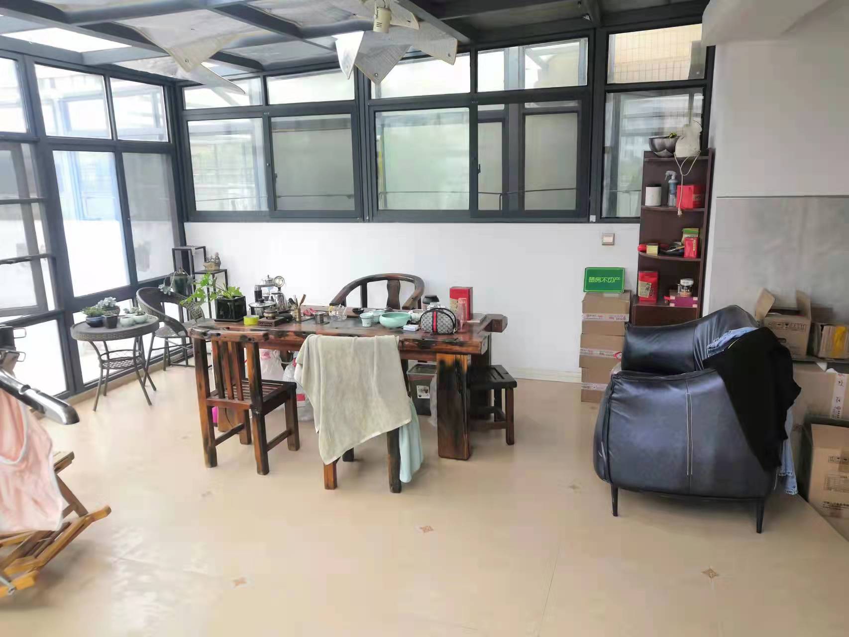 御台公馆送150平米大露台精装四房九成新价格可谈对面可以上学