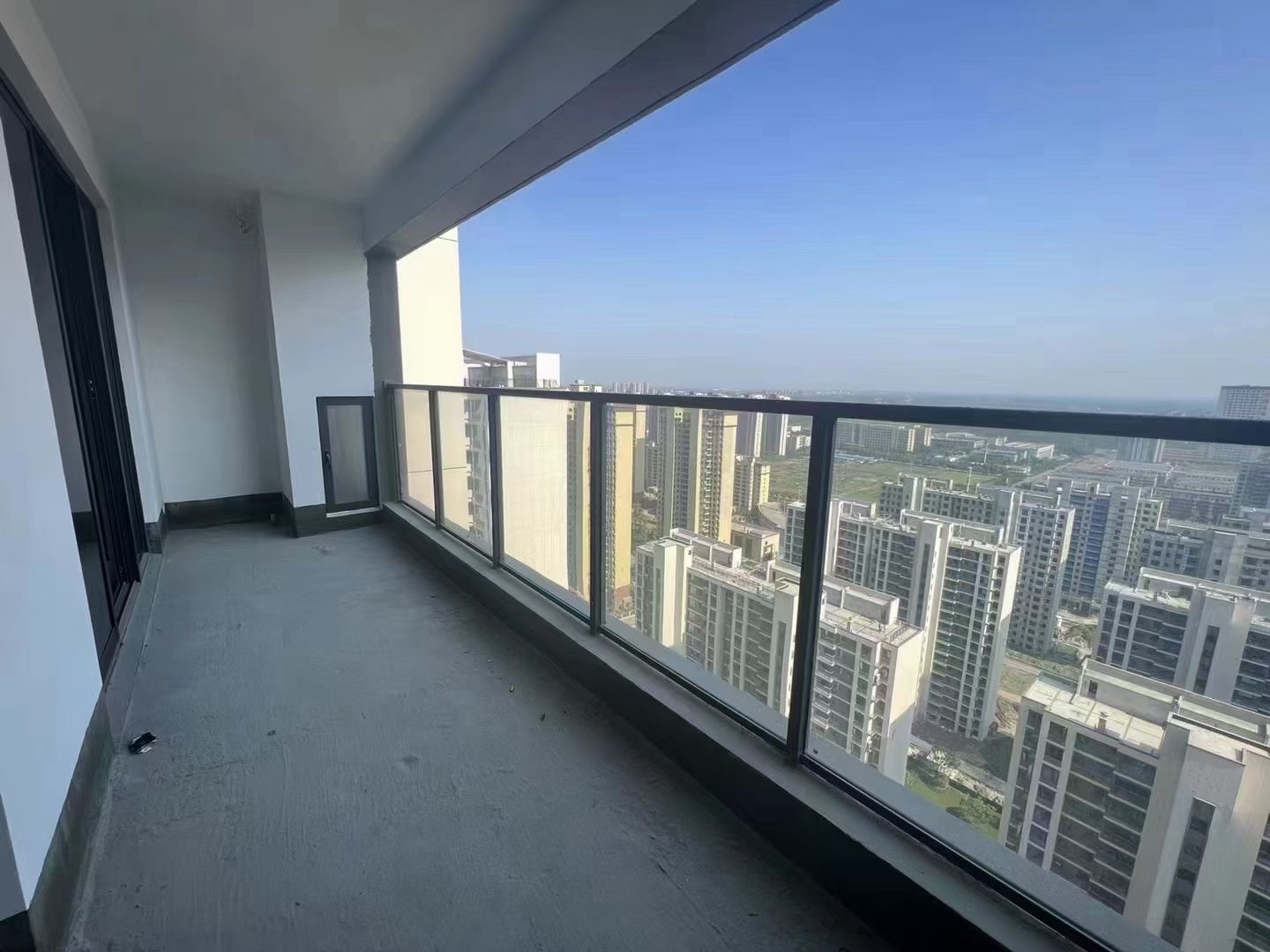 89，亏本出，吾‮广悦‬场，毛坯三房，视‮采野‬光‬好，送车位，南北通透大阳台