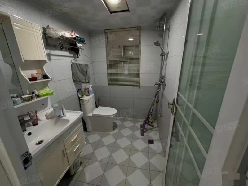 房东亏本出，捡漏房！​元泰未‮，城来‬精装‮房三‬两厅两卫，单价4500，满二。