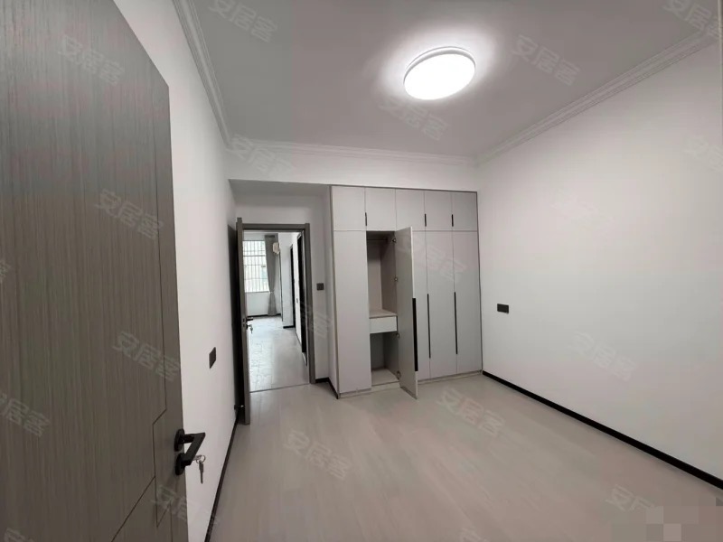 城南，精装两房，步梯三楼，一梯一户，有证