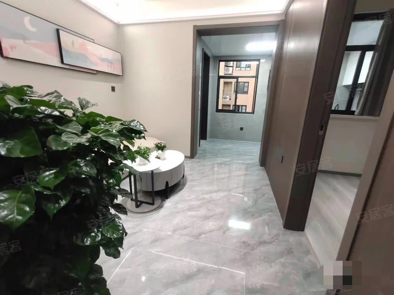 降价了，仙商附近，环球旁，配套齐全步梯3楼，精装三房，带大院子，证件齐全，赠送10多个平方