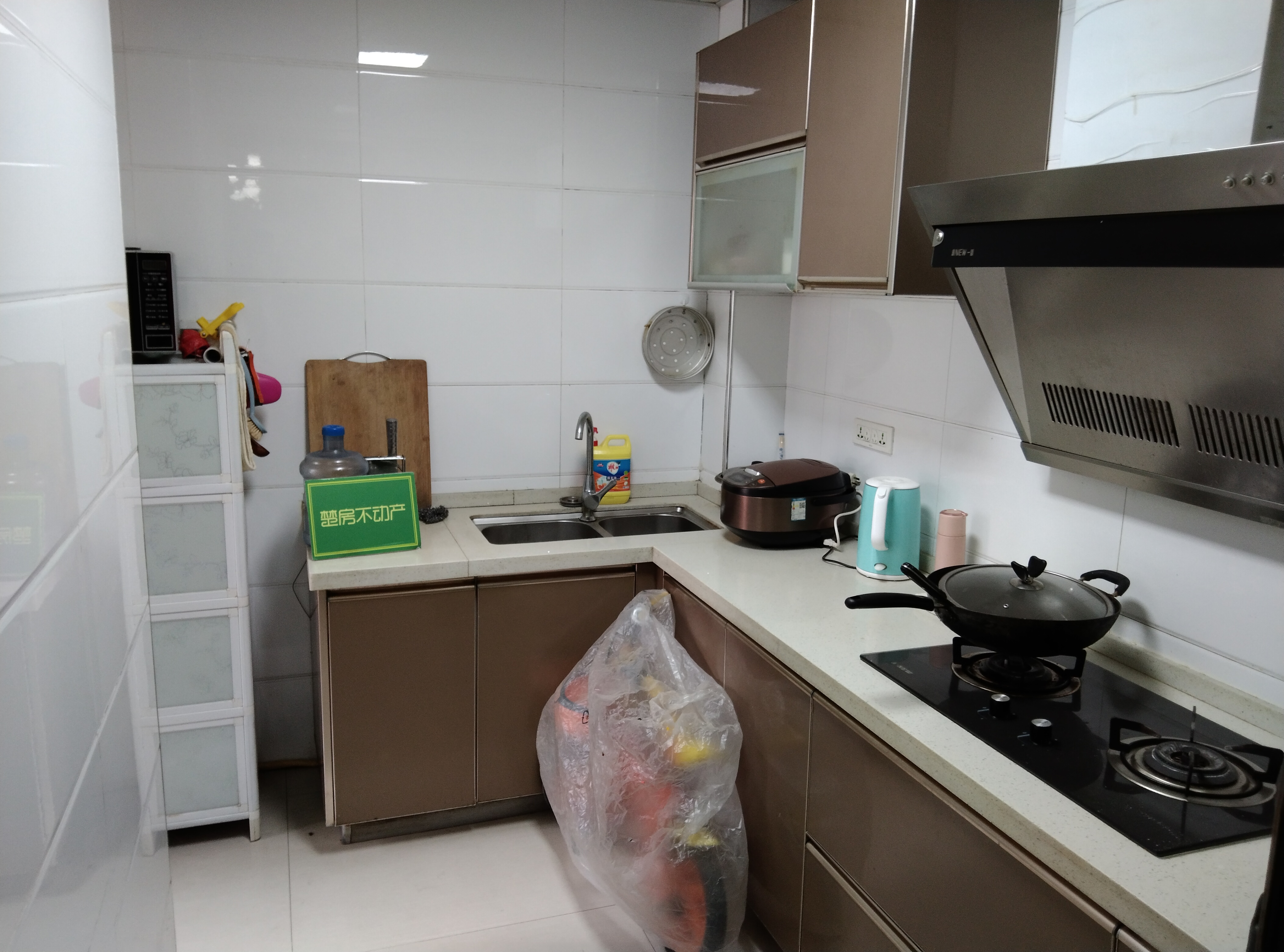 东城国际中间楼层三开间朝南中间好楼层彩光好的不得了满五wei一业主诚心出售