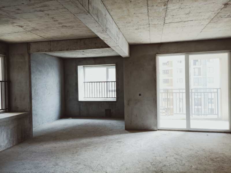 满庭春小三房现房毛坯中层全天采光单价5500左右可按揭