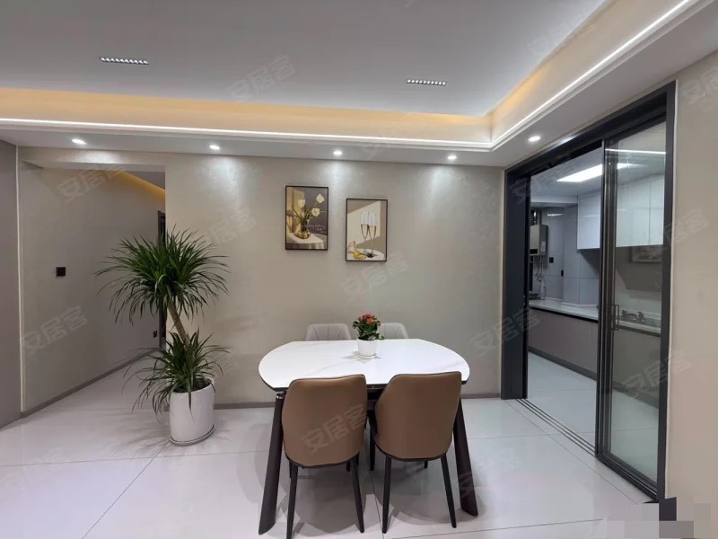 城南，御湖世家，全新装修，精装三房，一天未住，电梯中间好楼层，证满二