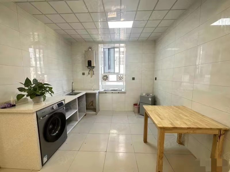 260，实验四小旁，步梯二楼。总价20万，精装大两房，证满二