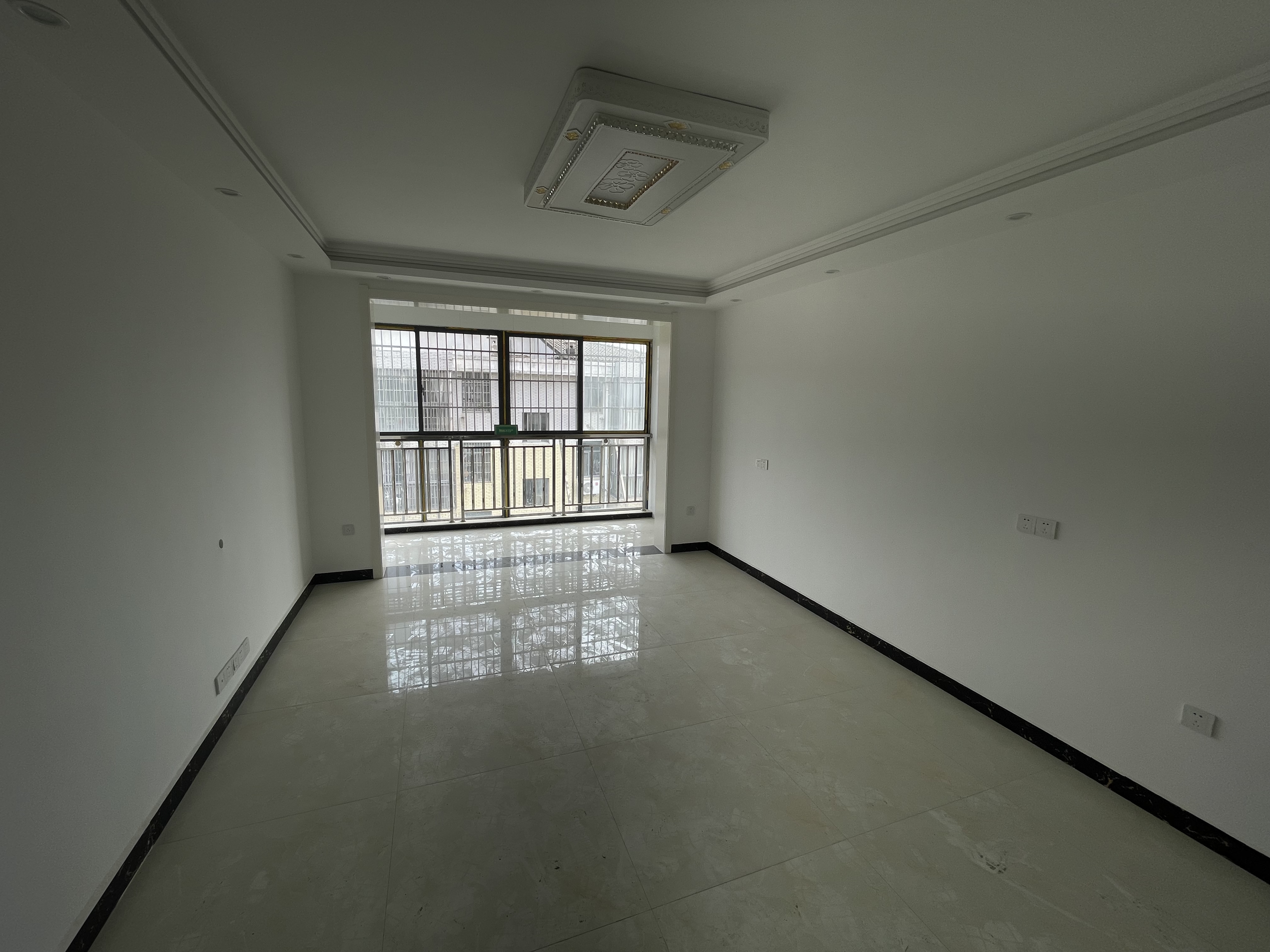 临江雅苑  汉江边上  江滩公园 三房两卫  看房方便  老证税费低