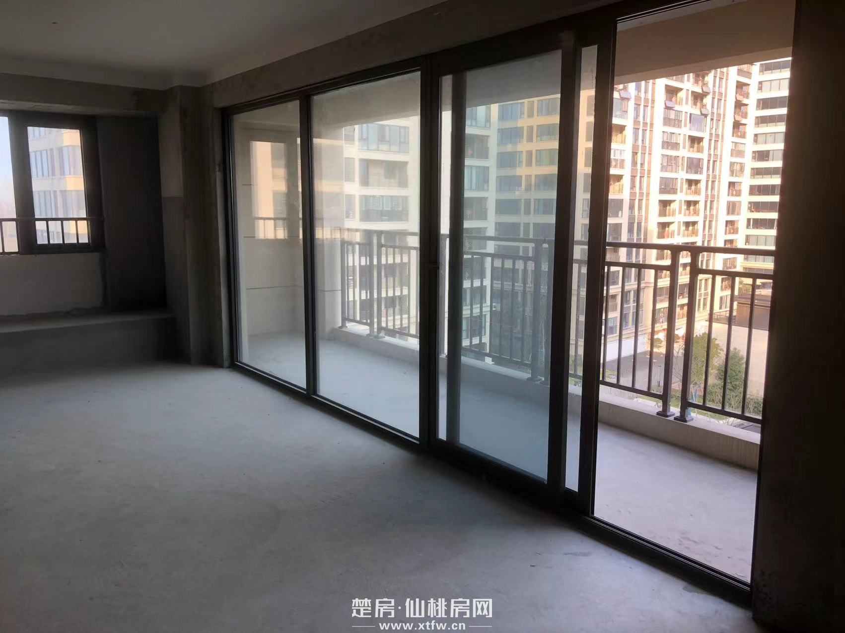 祥生观澜府毛坯中间楼层东边户型超大双阳台