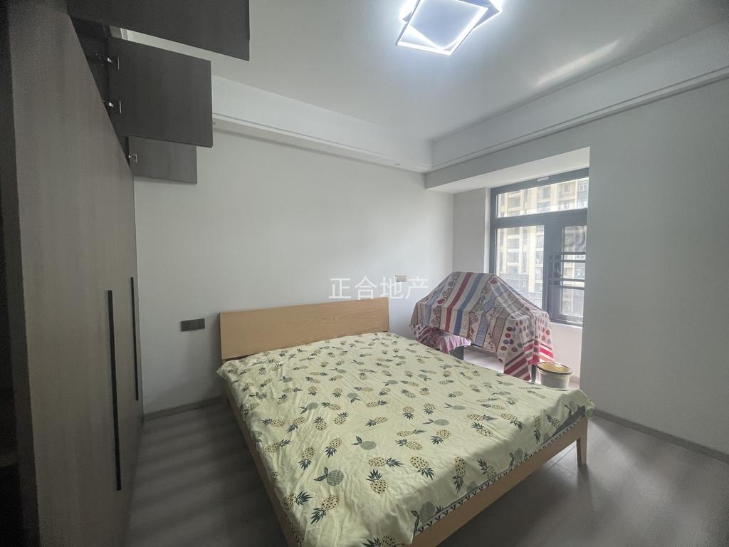 吾悦旁，蓝天新城。人车分流小区，精装三房，9.9成新，基本未住电梯好楼层证满二