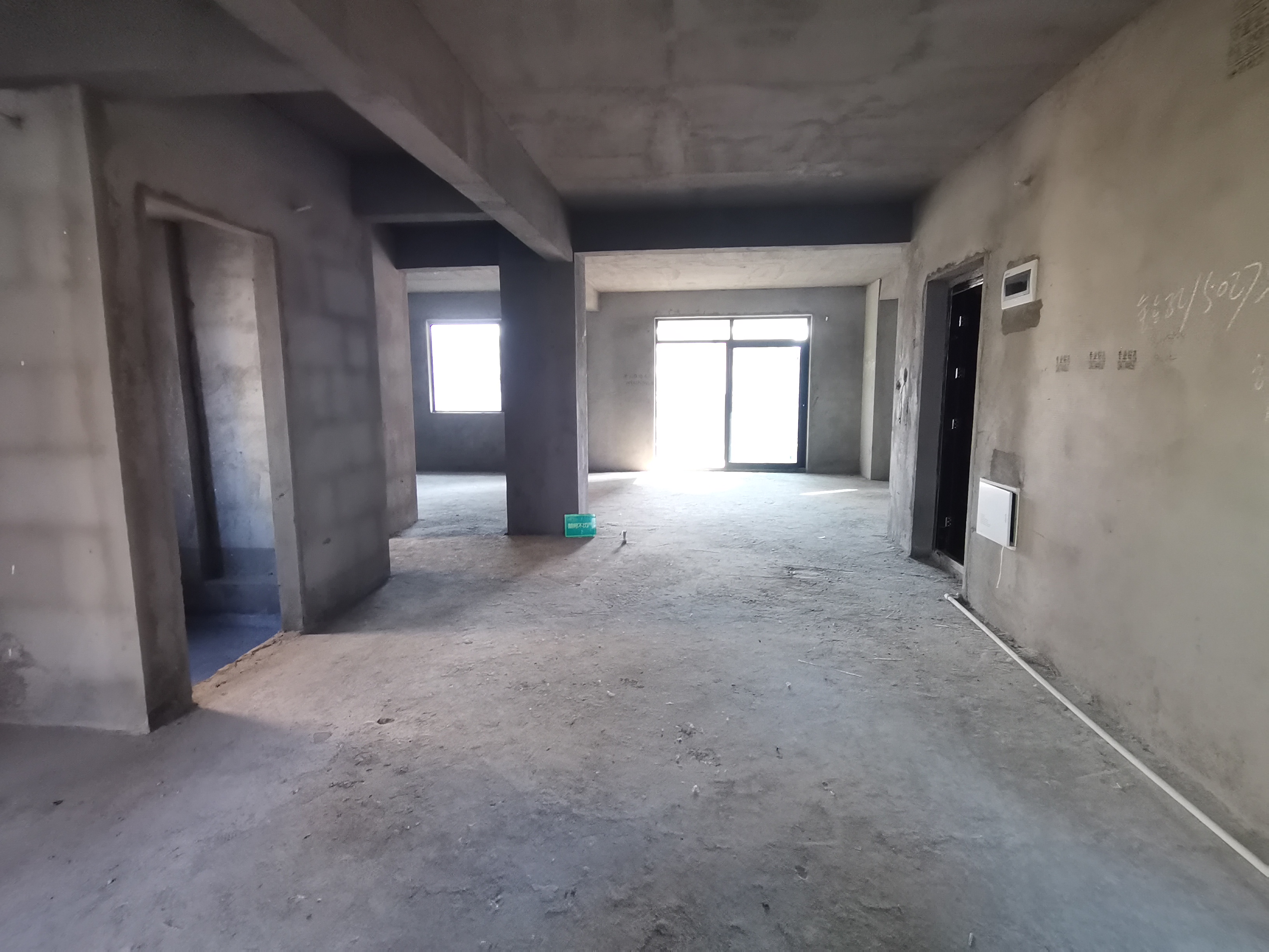 荣怀极地世家 毛坯大三房 电梯小高层 房东诚意出售