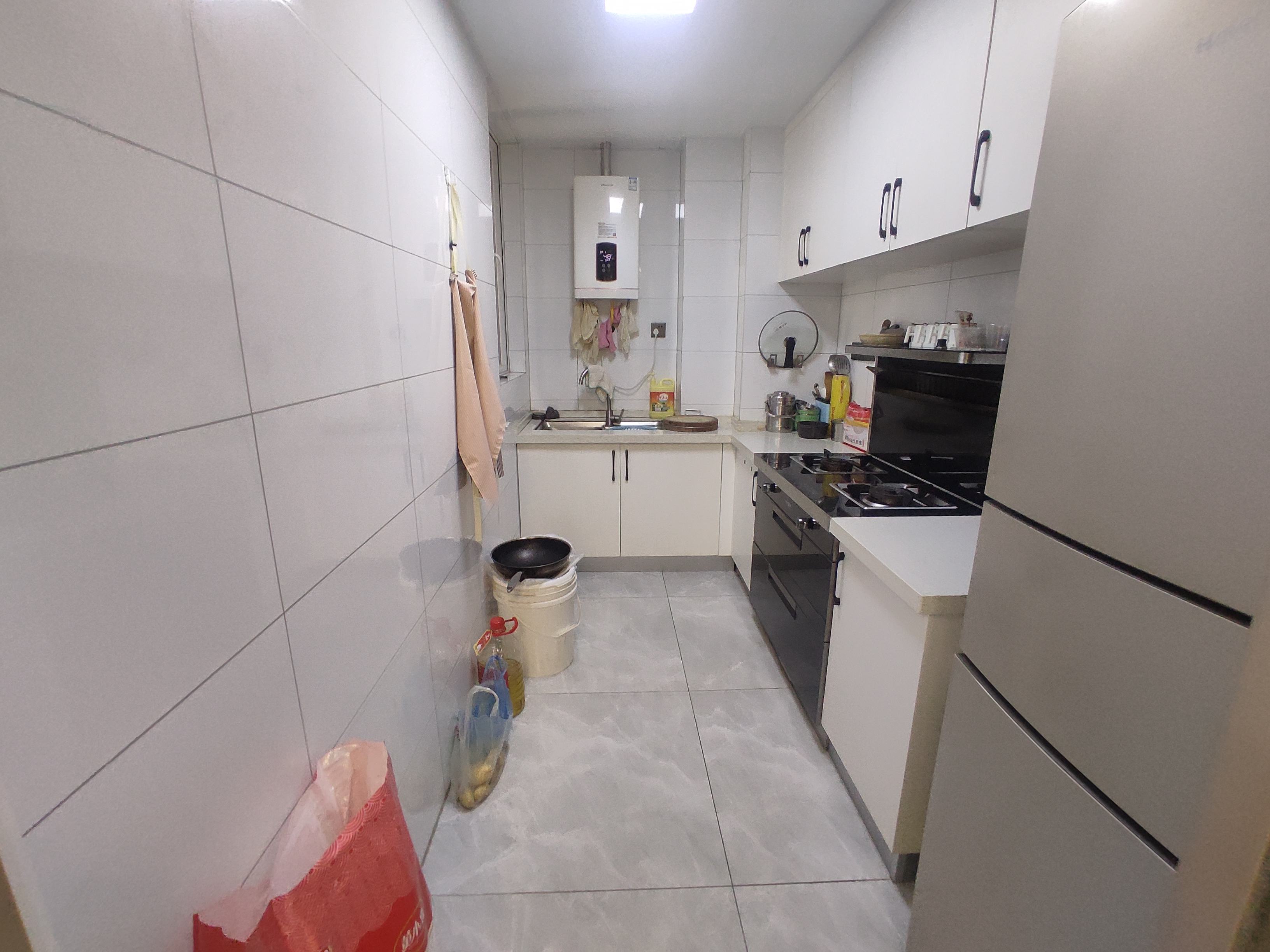 蓝天新城.精装三房两卫.房子成色新.小区环境好.证件满二.看房方便