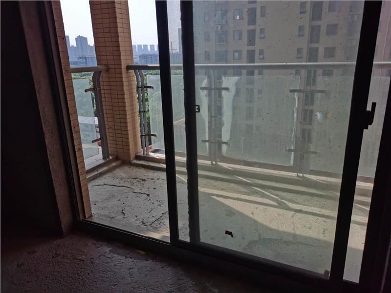 就读仙桃 ！紫润尚城毛坯三房 看房，急售证件已下可以按揭看房有钥匙