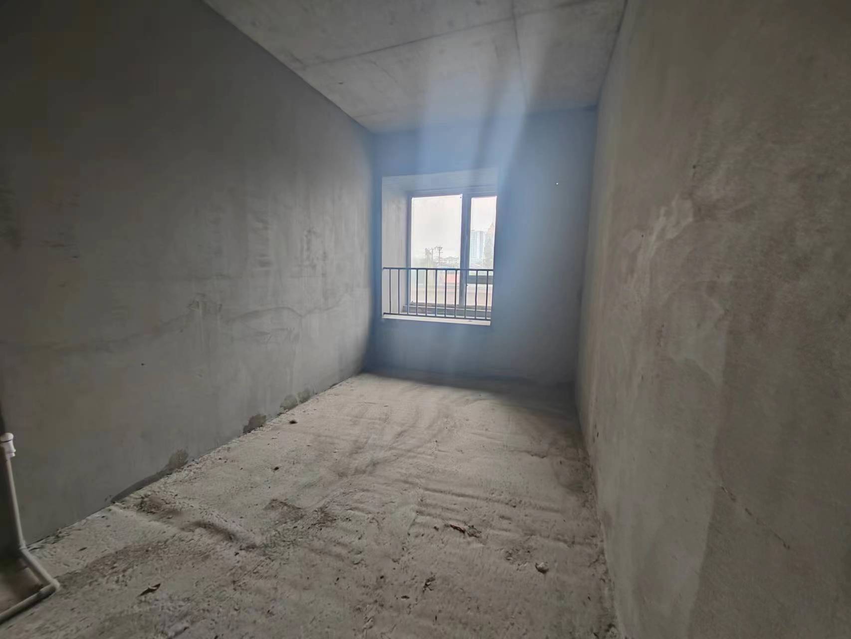 南国明珠.毛坯边户三房.南北通透.证件满二.还送车位哟.看房方便