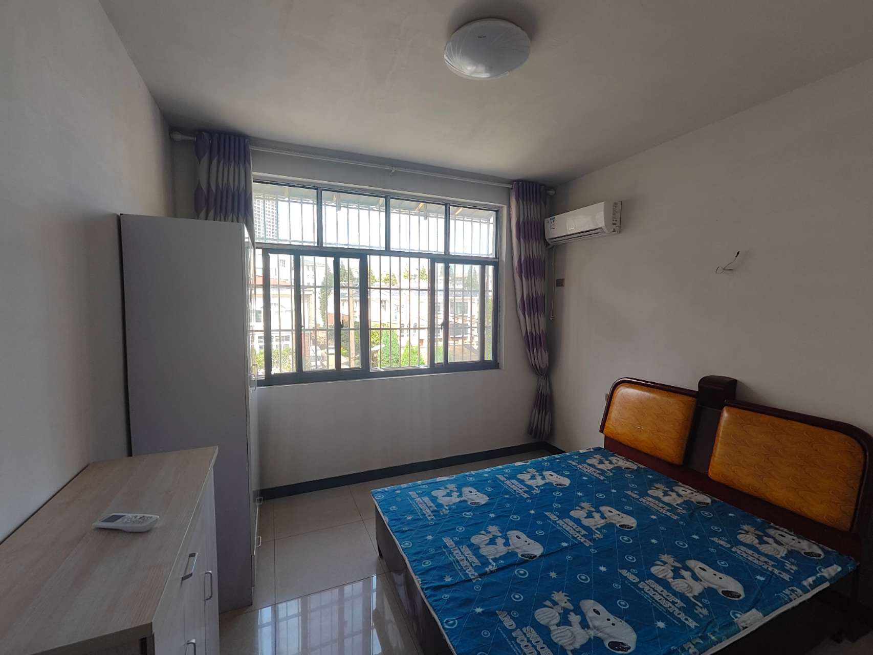 三楼三楼职院对面的好房子，单间带卫生间，房子外观新的很，里面装修的也很漂亮，