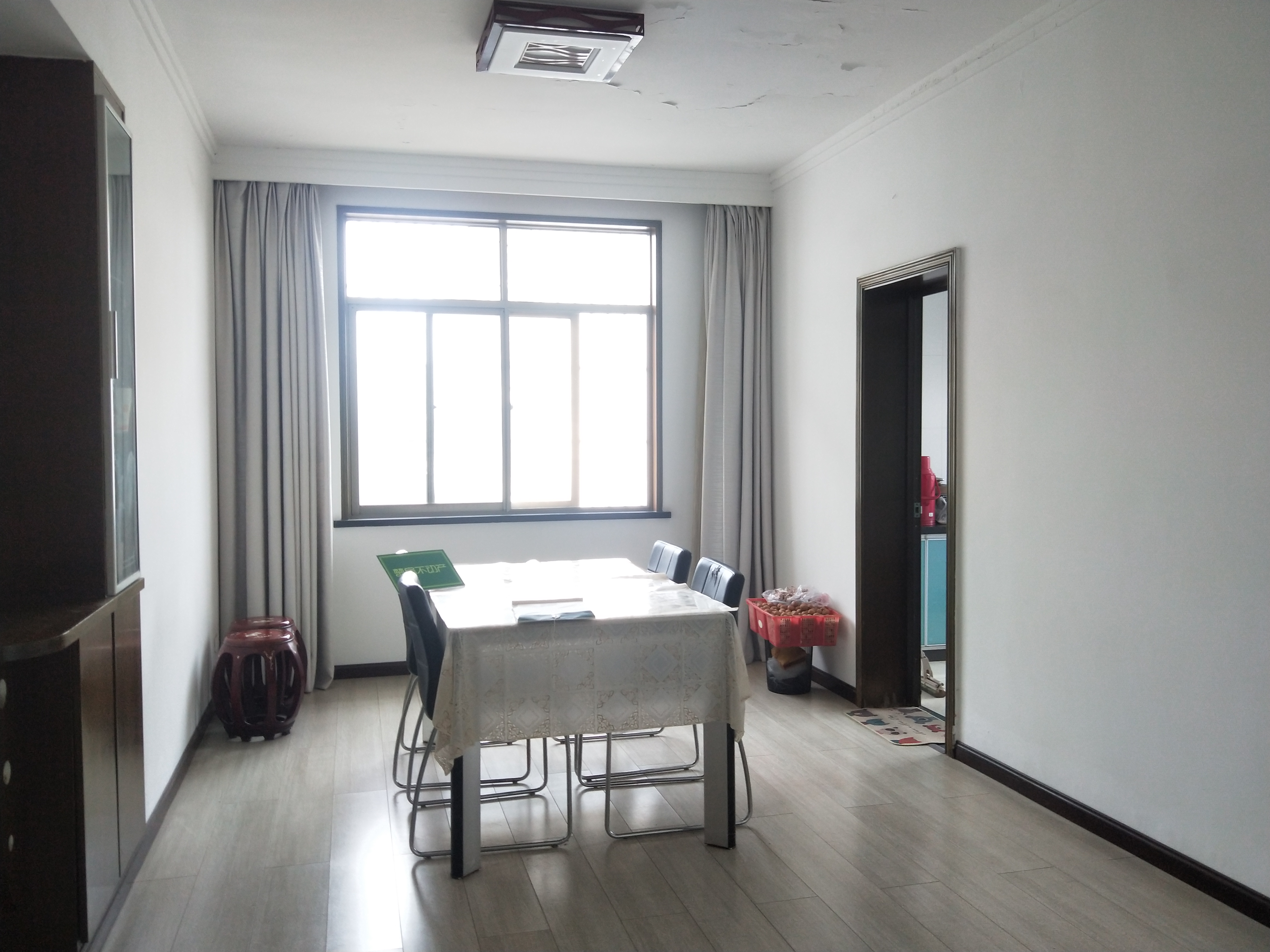 梧桐苑旁大四房四房朝南步梯好楼层保养很好风格简约可直接拎包入住