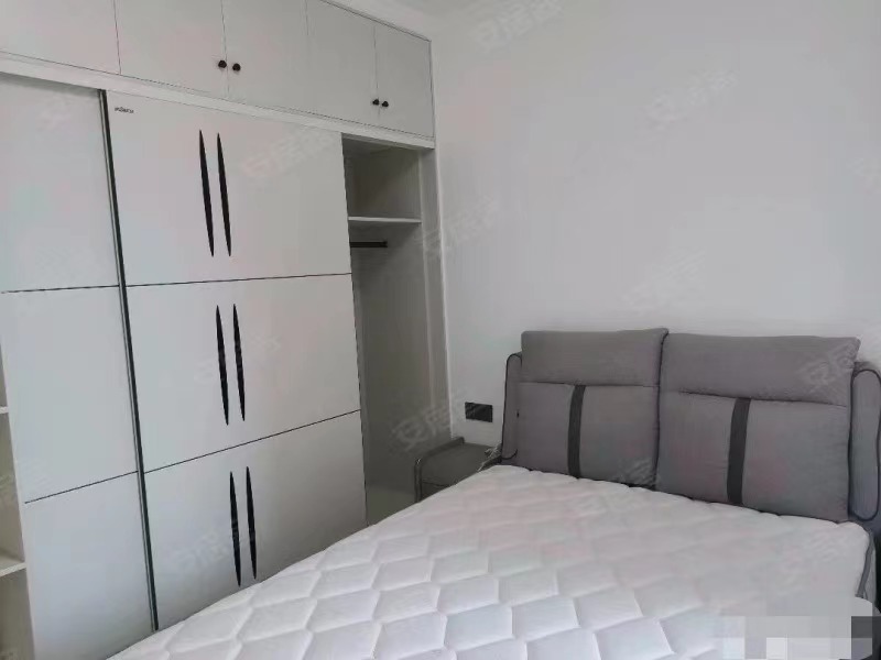 247，仙桃xiao学新三中，单价4800，精装3房2厅2卫，9成新，电梯中间楼层证件满2，双阳台