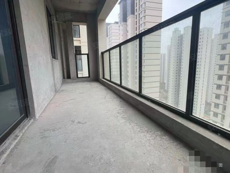 城南 ，锦绣‮山江‬望府，好‬楼层 ，​证‬满二， 送‬车位，三开间朝南